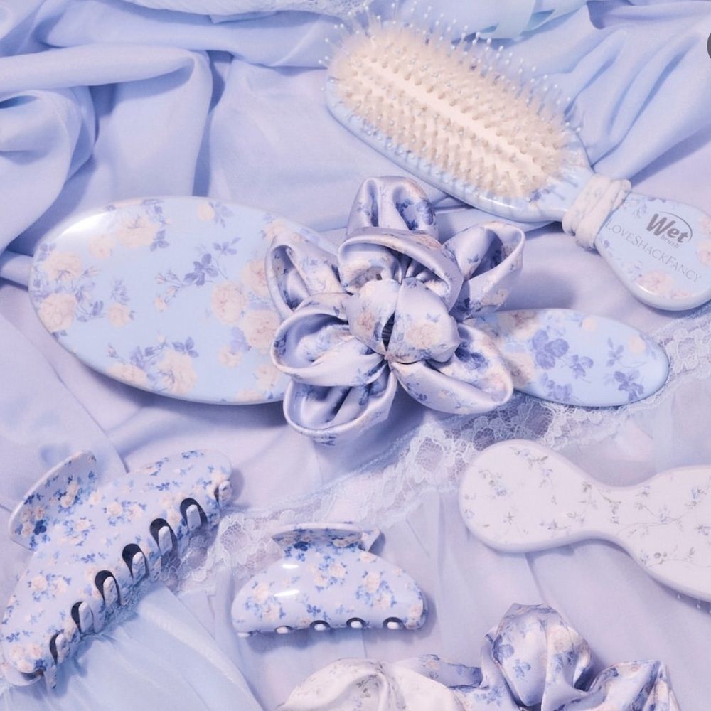 Love Shack Fancy  Paddle Mini Detangler
Hair Brush - Everblooming Rosettes